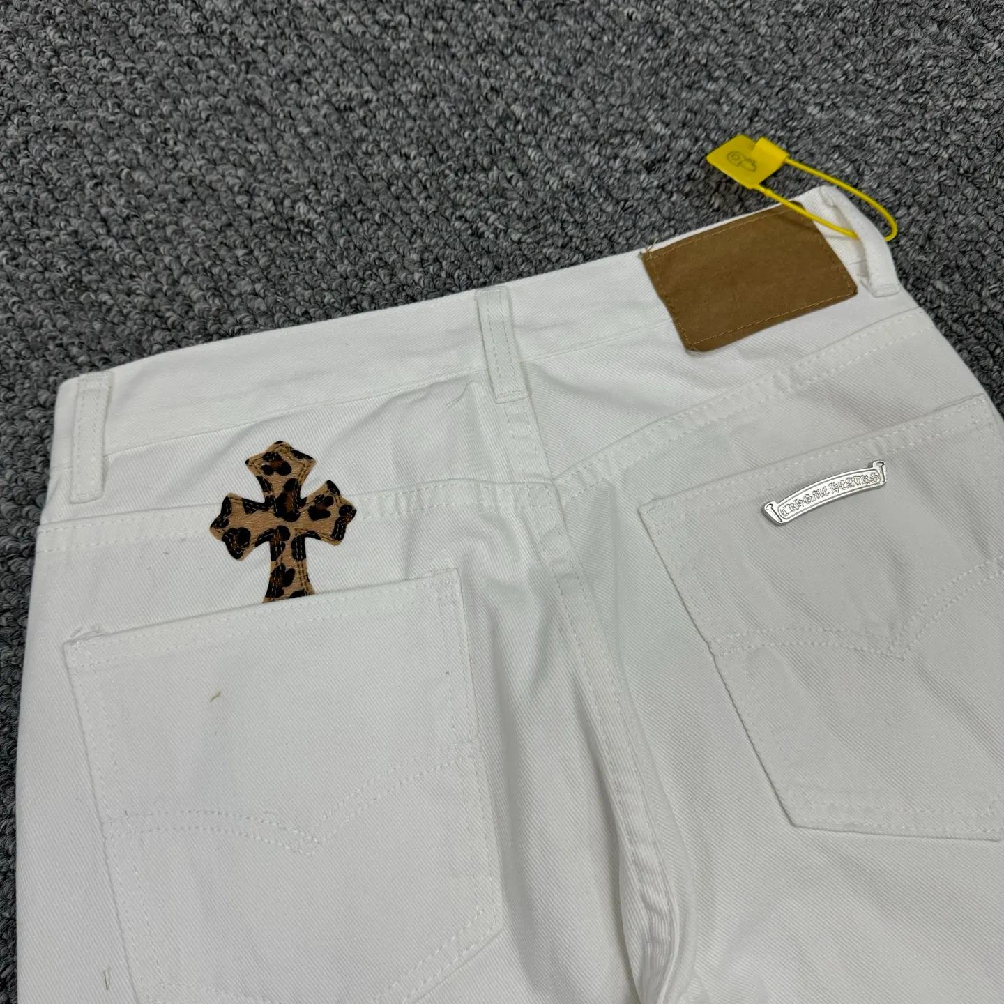 P240 Style No.: H839 Chrome Hearts & Chrome Hearts High-end Chrome hearts white little monster cross patchwork leather jeans, the same style as the trendy uncle. Original hardware accessories, washed and other elevators, QR code analysis are all purchased from the original factory, high degree of restoration, you are welcome to compare with a certain product ~ Three-dimensional version Loose and comfortable, not picky about the figure, taller and slimmer, factory Seiko, original quality control, same style for men and women, can be matched with couples, versatile recommendation, must-have jeans for all seasons, fashionable people have been disappointed From the quality selection of fabrics, the tailoring of details, and the matching of patterns, everything is impeccable! The upper body is so handsome when worn...it can be easily worn by men, women and children! The craftsmanship is made of heavy-duty washed pure cotton denim fabric. After washing, it is soft and thick and looks very stylish when worn. Size: 28, 30, 32, 34 Color: white